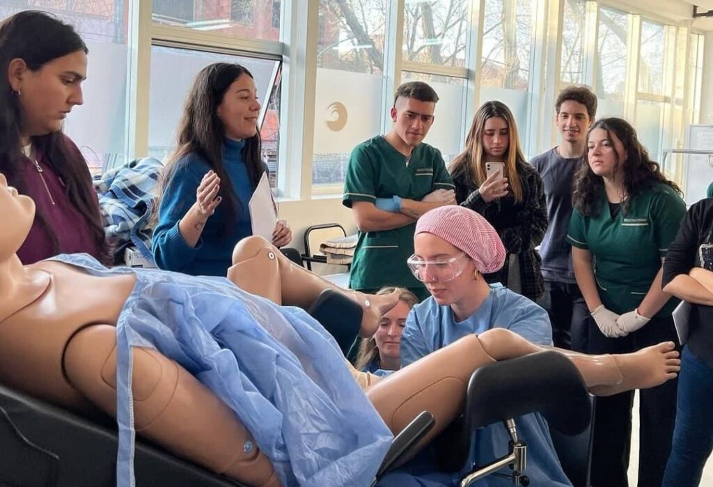 Estudiantes practicando en un laboratorio de la Escuela Superior de Medicina.