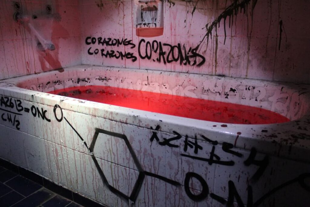 escape rooms: bañera llena de sangre falsa y graffitis en el entorno.