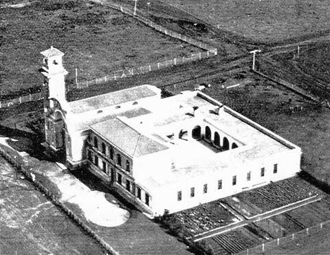 Fachada del Colegio La Sagrada Familia en sus inicios.