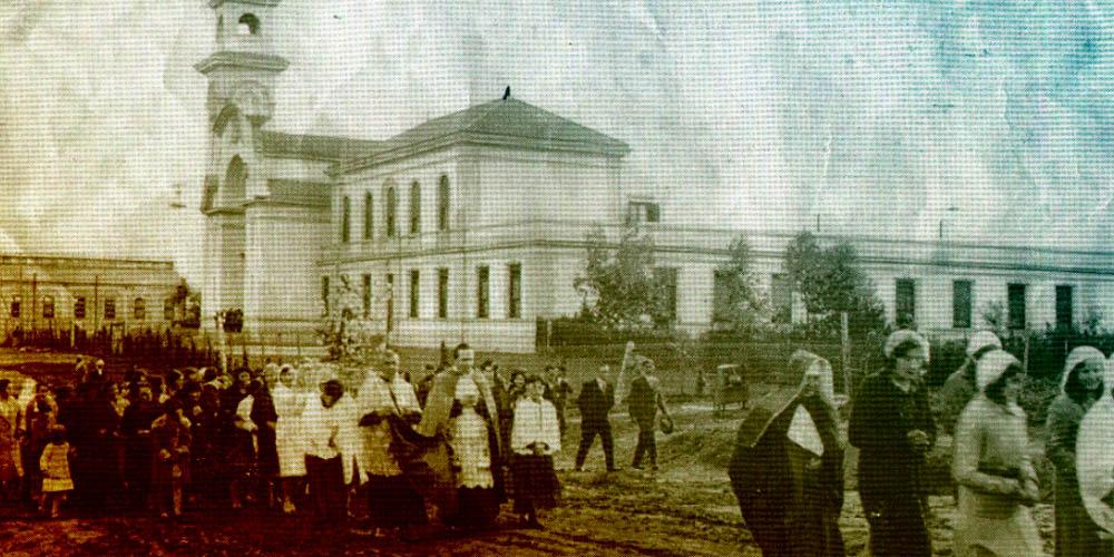 Fiesta del Pescador, 1935: procesión religiosa desde la Iglesia “La Sagrada Familia” -Rondeau y Magallanes- hacia la Banquina de Pescadores, encabezada por Don Luis Orione.