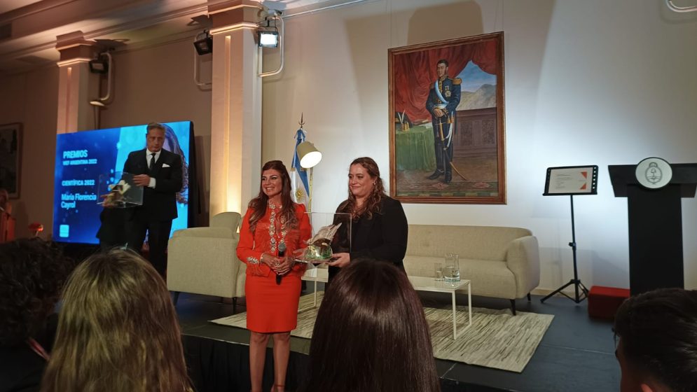 Florencia Cayrol recibiendo el premio "Científica del año" en el Palacio San Martín.