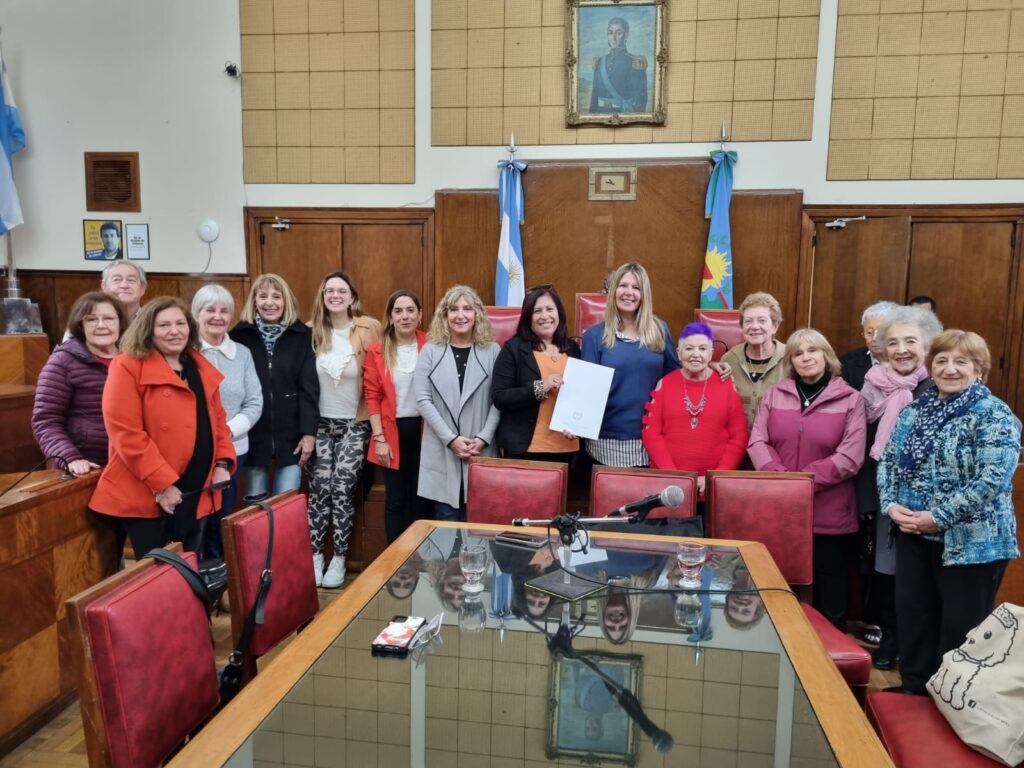 Representantes de la Facultad obteniendo el reconocimiento en el recinto