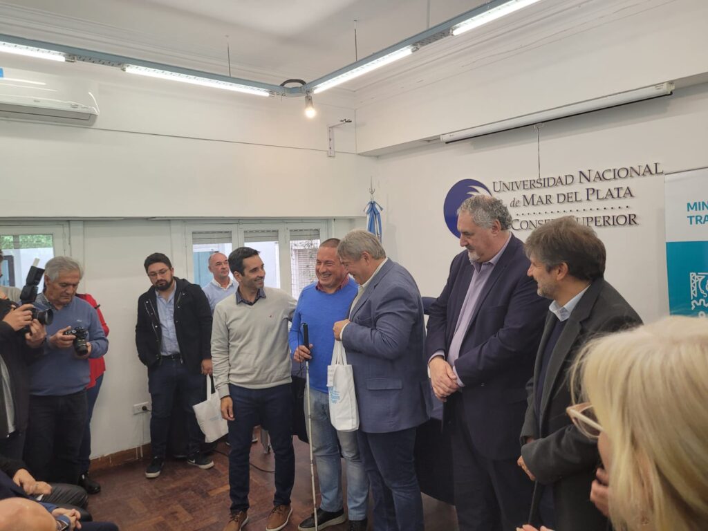 Momento de la firma del convenio por el boleto universitario gratuito