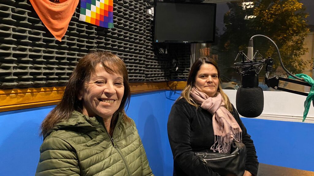 Silvia Urdiroz, secretaria general, y Jaqueline Belucci, secretaria gremial de Udocba Mar del Plata, en el estudio de radio.