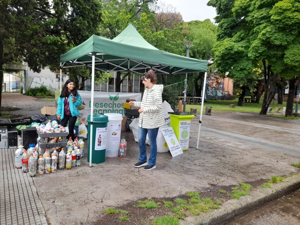 Recolección de desechos tecnológicos y materiales reciclables.