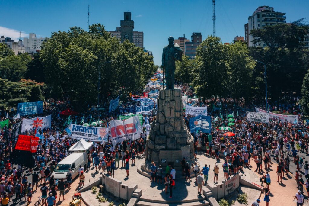 Paro general y masiva marcha en Mar del Plata