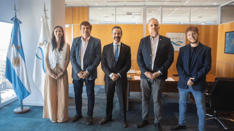de izq. a der. María de las Victorias Villa, secretaria de investigación de la UdeMM, Daniel Salamone, presidente del CONICET, Luis Franchi rector de la UdeMM, Claudio Sentana secretario de extensión de la UdeMM y Darío Liefeldt responsable de Relaciones Institucionales de la UdeMM.