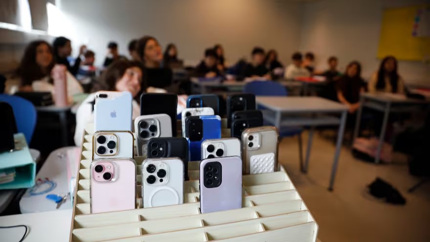 prohiben-uso-de-celular-en-escuelas-pba