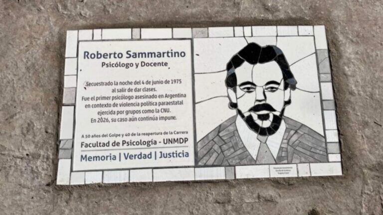 restituyeron-la-baldosa-en-homenaje-a-roberto-sammartino