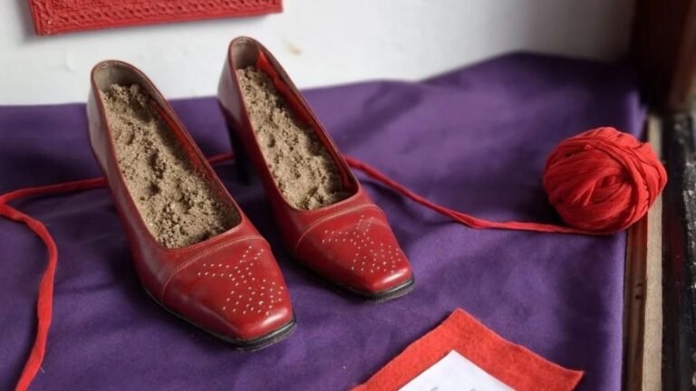 muestra-itinerante-zapatos-rojos-adum