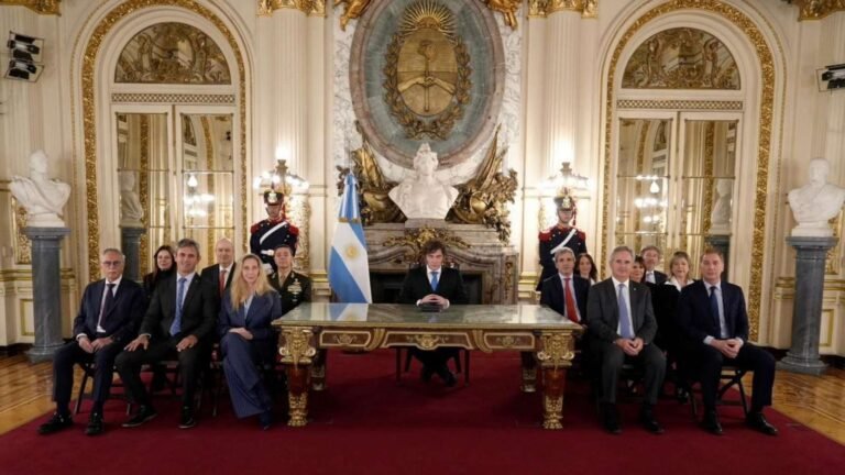 ojo-con-las-curvas-cadena-nacional-milei-causa-malvinas