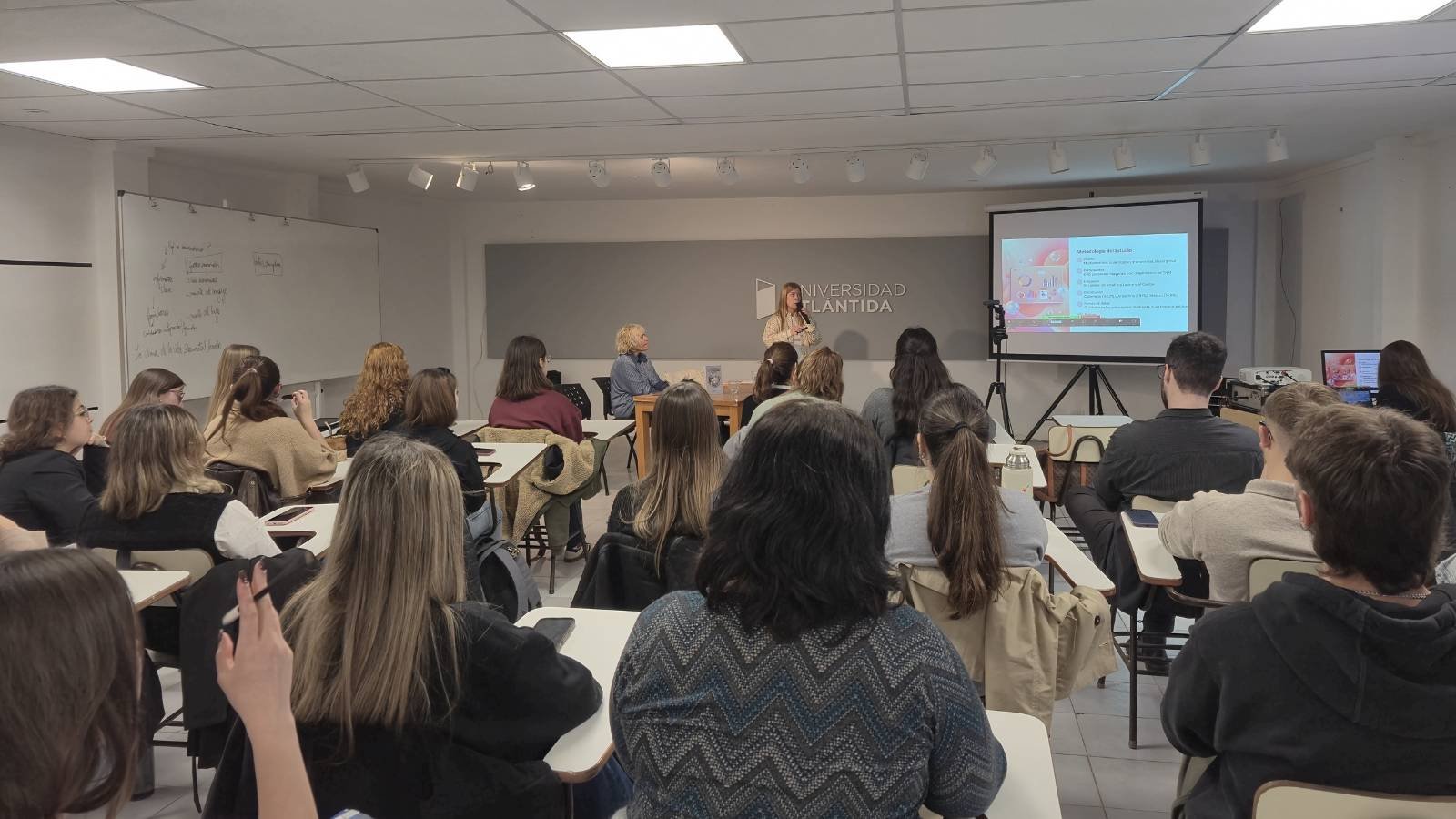lanzamiento-carreras-de-educacion-a-distancia-universidad-atlantida